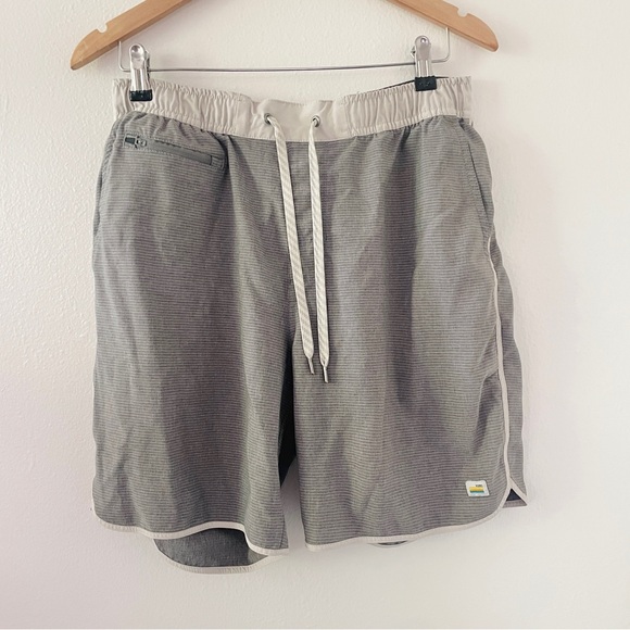 Vuori Banks Hybrid Shorts in Gray Engineered Stripe - Charcoal - Picture 2 of 3